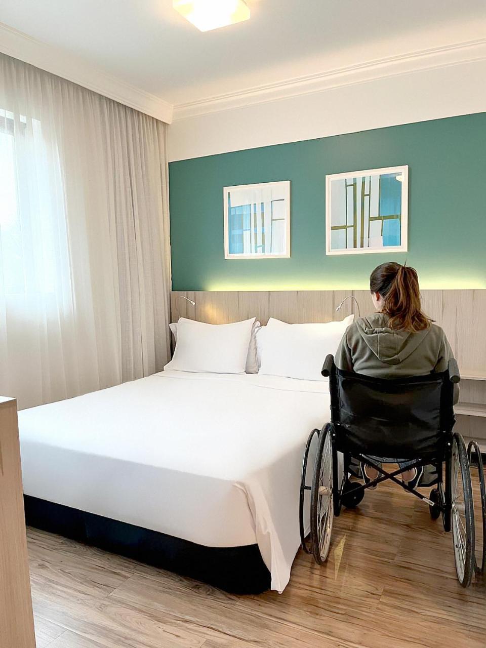 Radisson Oscar Freire Hotell São Paulo Exteriör bild A disabled woman in a wheelchair in a hotel room