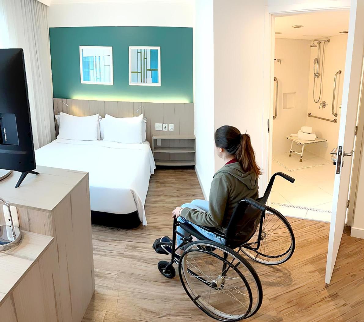 Radisson Oscar Freire Hotell São Paulo Exteriör bild A disabled woman in a wheelchair in a hotel room