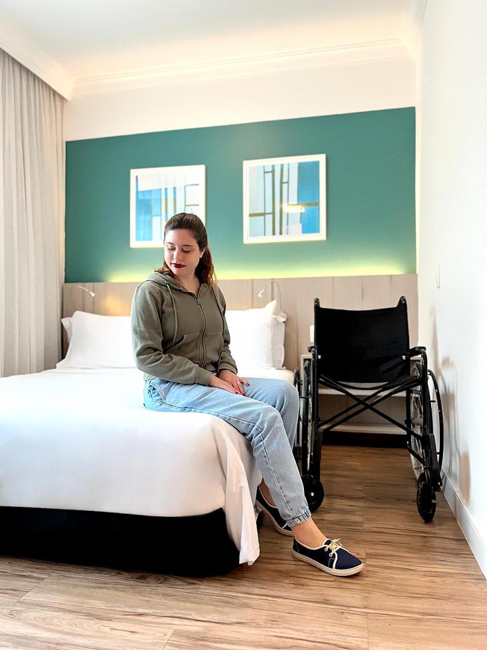 Radisson Oscar Freire Hotell São Paulo Exteriör bild A disabled woman in a hotel room